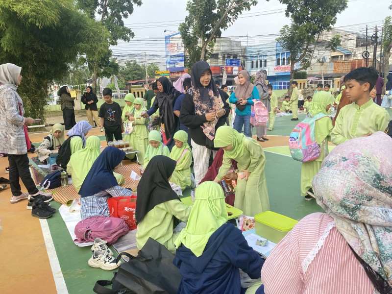 Belajar Jadi Pengusaha Muslim, Murid Kelas 6 SD Bintang Cendekia Sukses Gelar Bazar
