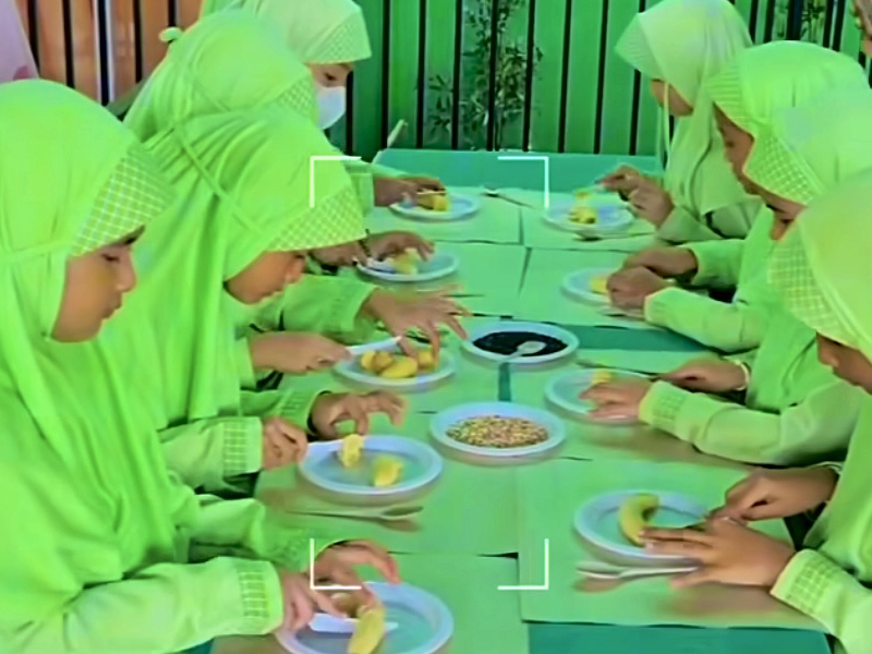 Coocking Level Tiga, Murid Belajar Membuat Makanan Halal