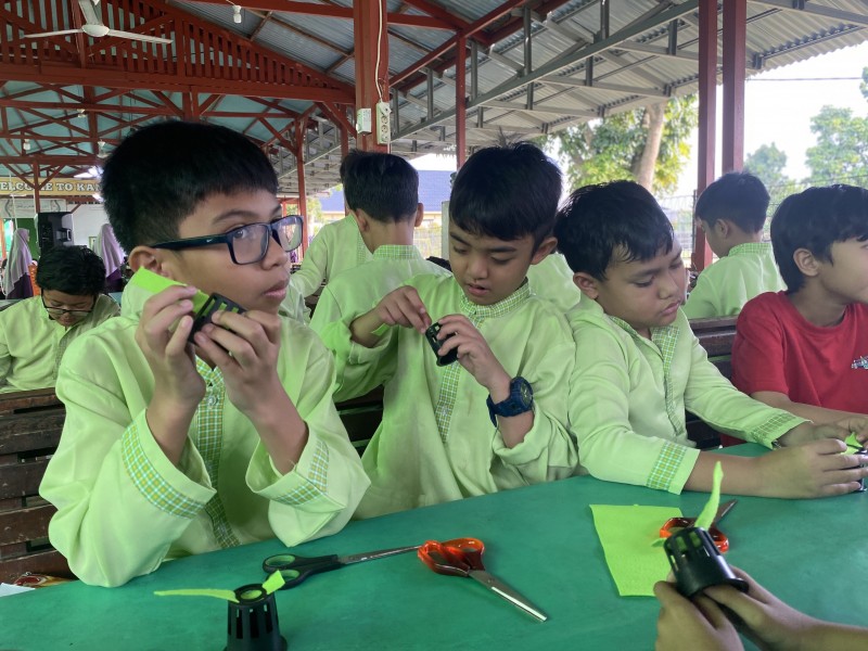 Murid Kelas Lima SD Bintang Cendekia Raih Pengalaman Belajar Budidaya Hidroponik