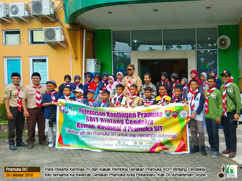 Ka Kwarcab Gerakan Pramuka Pekanbaru Lepas Peserta Kemnas IV Sako SIT Kontingen Pekanbaru di Bintang Cendekia