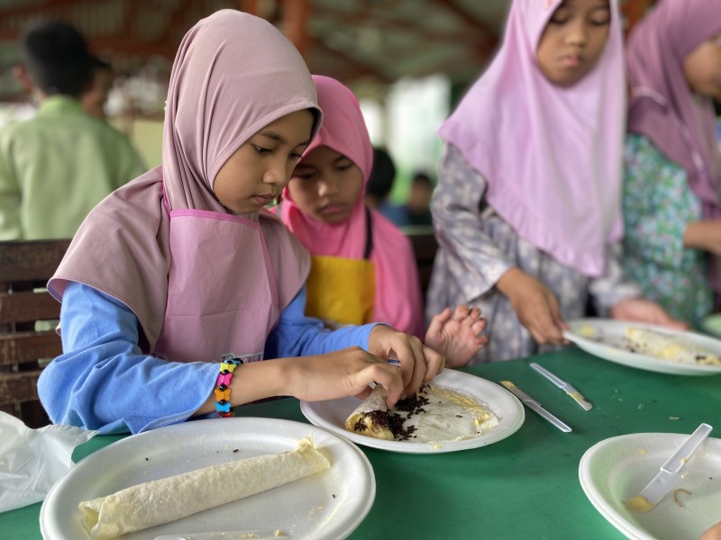 Sambil Menguatkan Motorik Halus, Murid Kelas Tiga Belajar Memasak Piscok