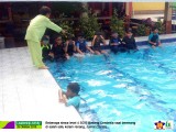 Menumbuhkan Keberanian, Tanggung Jawab dan Kemandirian Siswa dengan Berenang
